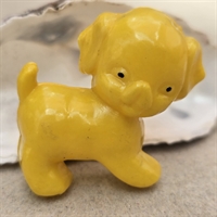 gul-plastik-hund-sorte-øjne-gammelt-legetøj